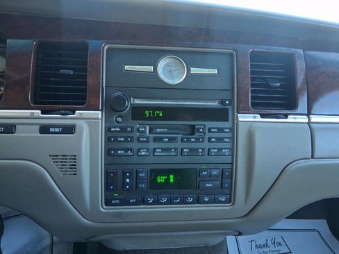 Used 2004 Lincoln Town Car Signature image 16