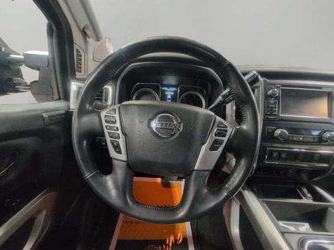 Used 2018 Nissan Titan SL w/ Chrome Package AWD/4WD image 12