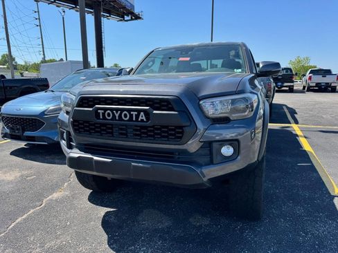 Used 2018 Toyota Tacoma TRD Off-Road w/ Four Season Floor Mat Package AWD/4WD image 4