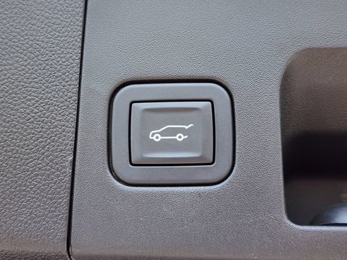 Used 2025 Cadillac XT4 Premium Luxury FWD image 16