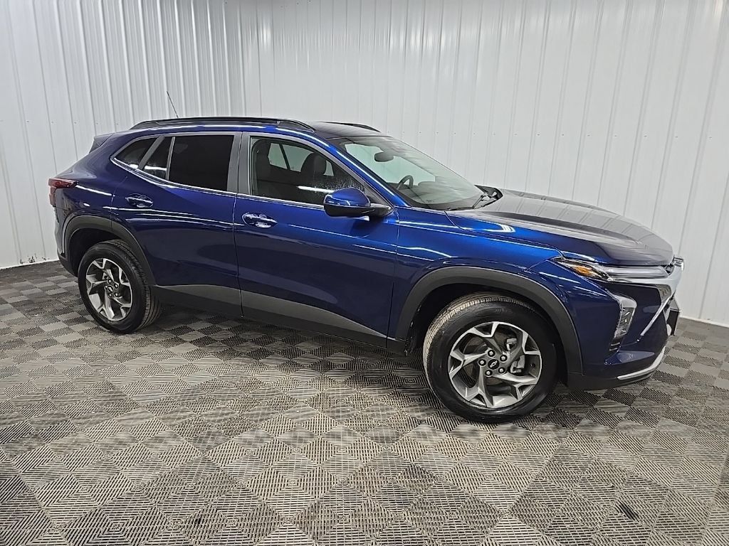 Used 2024 Chevrolet Trax LT w/ LT Convenience Package FWD image 1