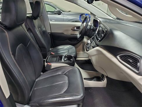Used 2018 Chrysler Pacifica Touring-L image 13