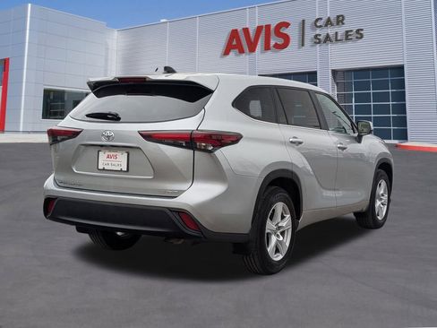 Used 2024 Toyota Highlander LE image 5