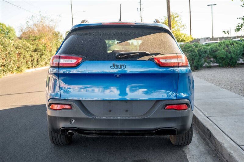 Used 2018 Jeep Cherokee Latitude w/ Altitude Package FWD image 4