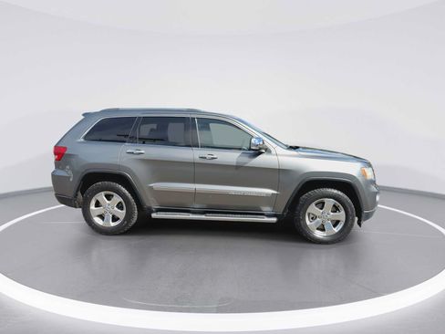 Used 2013 Jeep Grand Cherokee Overland w/ Advance Technology Group AWD/4WD image 9