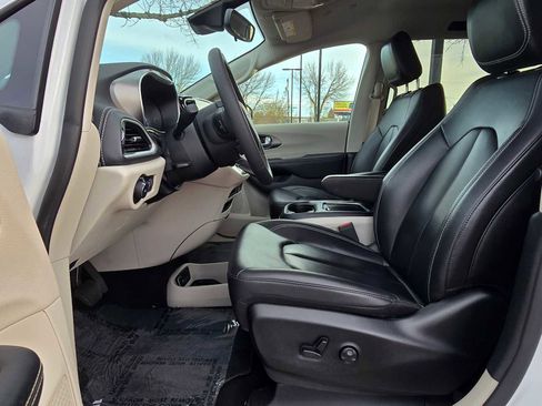 Used 2024 Chrysler Pacifica Select image 20