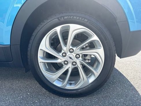 Used 2027 Chevrolet Bolt LT w/ Comfort Package FWD image 8