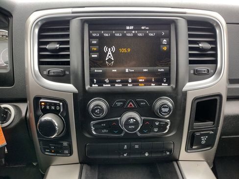 Used 2019 RAM 1500 Classic SLT w/ SLT Plus D←cor Group AWD/4WD image 3