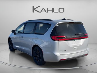New 2026 Chrysler Pacifica Select w/ S Appearance Package
