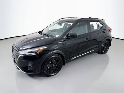 Used 2024 Nissan Kicks SR image 3