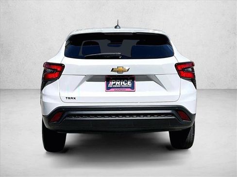 Used 2024 Chevrolet Trax LS w/ Driver Confidence Package FWD image 4