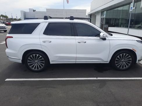 Used 2025 Hyundai Palisade Calligraphy FWD image 2