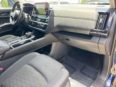 Used 2025 Nissan Pathfinder SV FWD image 18