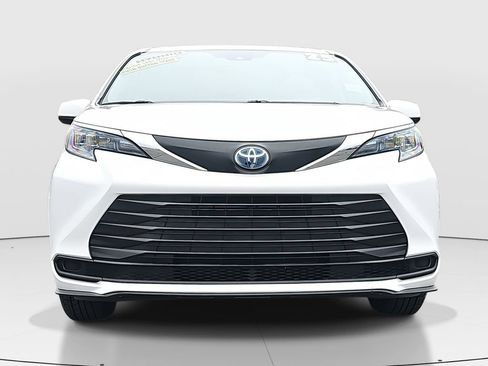 Certified 2025 Toyota Sienna LE image 2