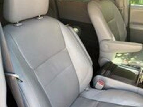 Used 2015 Toyota Sienna XLE Premium image 4
