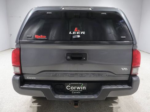 Used 2018 Toyota Tacoma TRD Sport AWD/4WD image 3