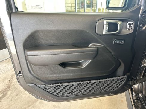 Used 2023 Jeep Gladiator Willys image 11