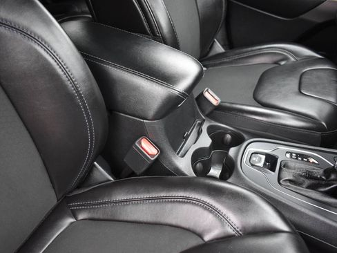 Used 2019 Jeep Cherokee Latitude Plus w/ Comfort/Convenience Group FWD image 27