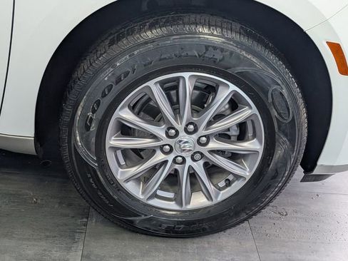 Used 2023 Buick Enclave Essence image 17