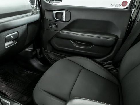 Used 2020 Jeep Wrangler Unlimited Sahara image 33