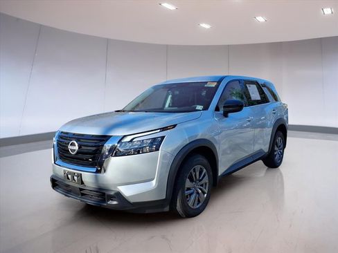 Used 2023 Nissan Pathfinder S image 2