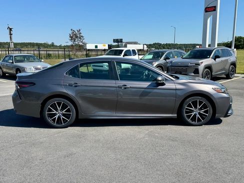 Used 2022 Toyota Camry SE FWD image 7