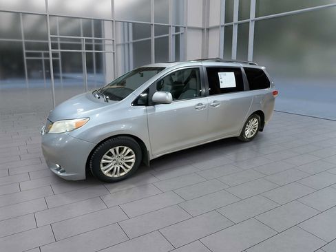 Used 2011 Toyota Sienna XLE image 4
