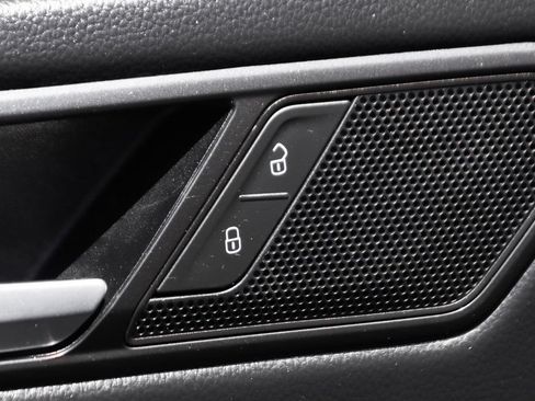 Used 2022 Volkswagen Tiguan SE FWD image 16