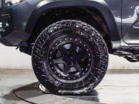 Used 2019 Toyota Tacoma TRD Off-Road w/ Technology Package AWD/4WD image 9