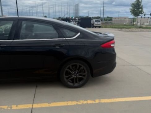 Used 2018 Ford Fusion SE w/ Equipment Group 201A FWD image 7