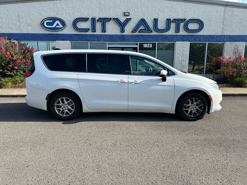 Used 2022 Chrysler Voyager LX FWD image 3