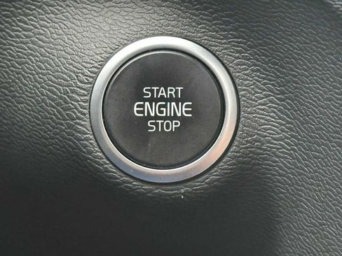 Certified 2025 Volvo XC40 B5 Plus AWD/4WD image 33