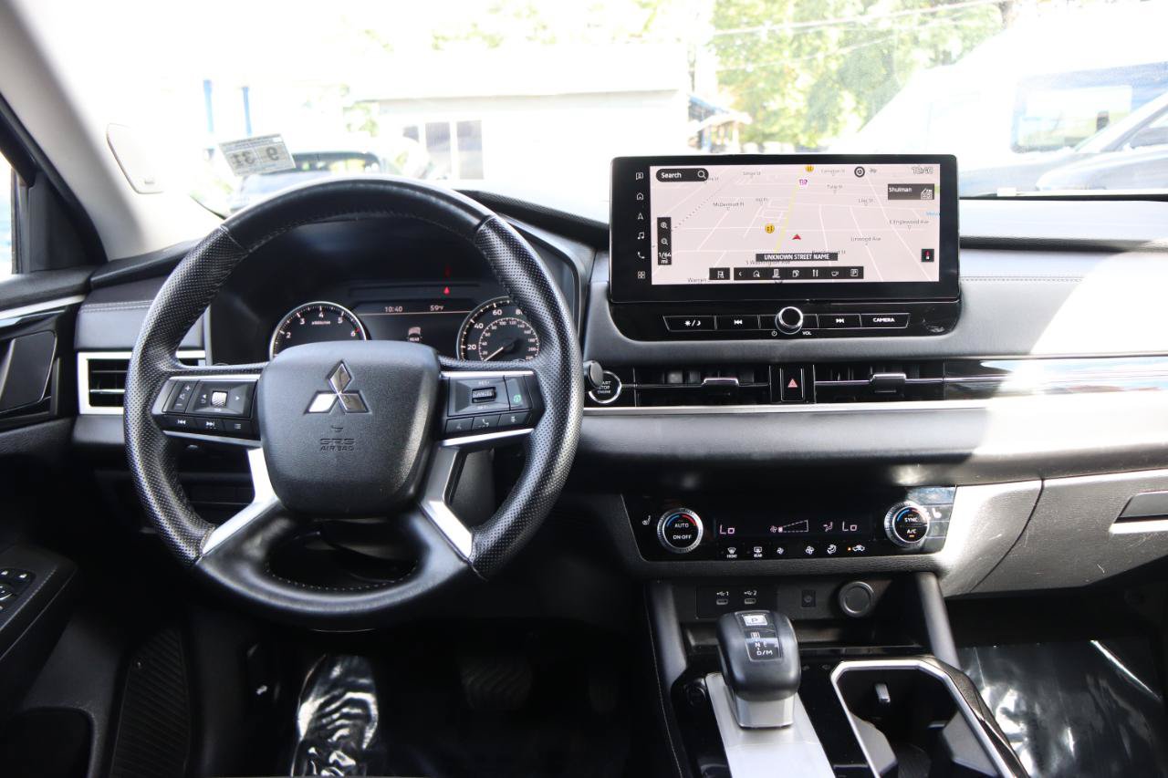 Used 2025 Mitsubishi Outlander SE FWD image 18