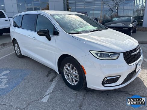 Used 2025 Chrysler Pacifica Select image 6