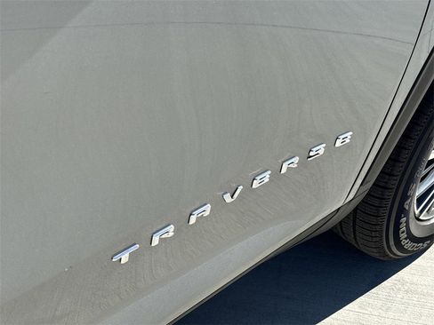 Used 2024 Chevrolet Traverse LT image 27
