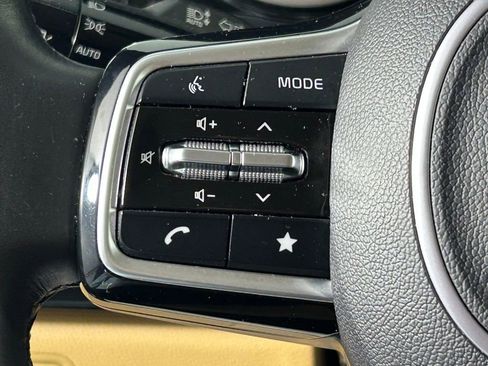 Used 2024 Kia Carnival EX image 28