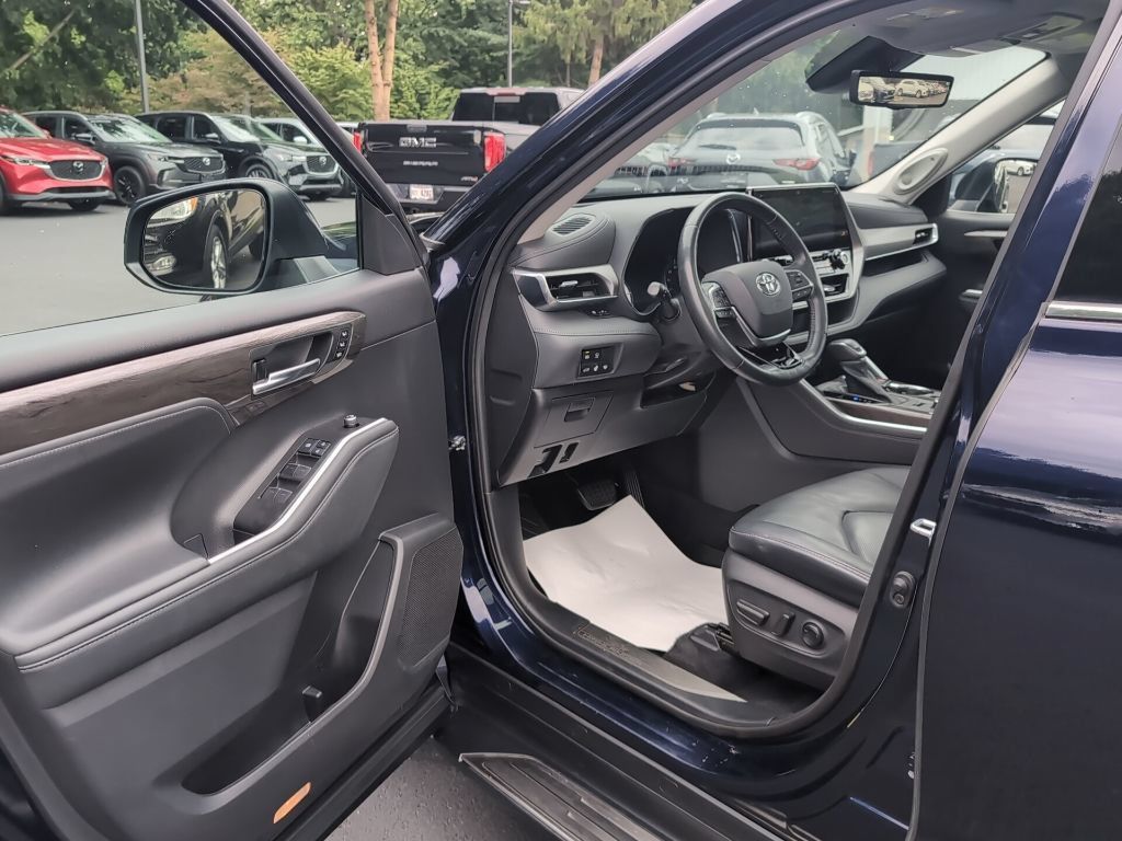 Used 2021 Toyota Highlander Platinum AWD/4WD image 19