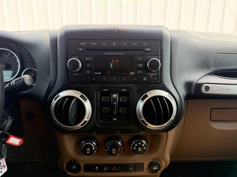 Used 2016 Jeep Wrangler Unlimited Rubicon w/ Connectivity Group AWD/4WD image 15