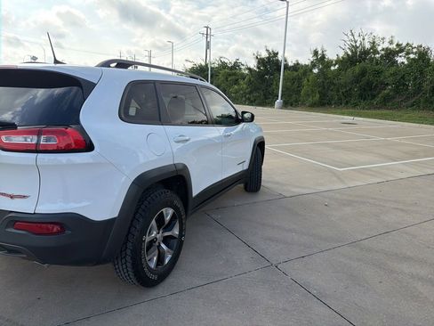 Used 2016 Jeep Cherokee Trailhawk w/ Comfort/Convenience Group AWD/4WD image 3