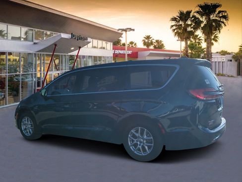 Certified 2025 Chrysler Pacifica Select image 5