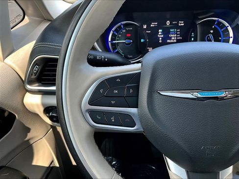 Used 2021 Chrysler Pacifica Limited w/ Uconnect Theater Family Group FWD image 10