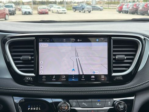 Used 2026 Chrysler Pacifica Limited image 27