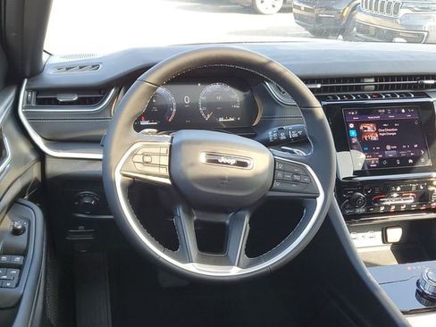 New 2025 Jeep Grand Cherokee Altitude image 7