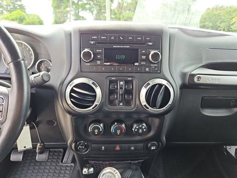 Used 2018 Jeep Wrangler Unlimited Sahara w/ Connectivity Group image 19
