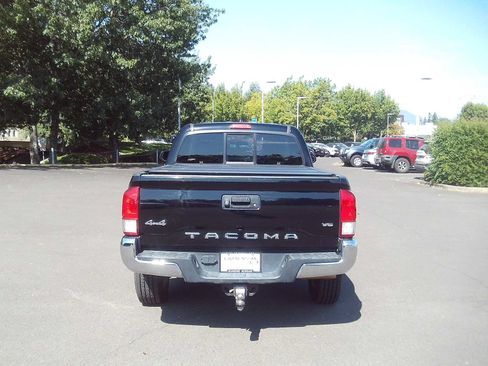 Used 2017 Toyota Tacoma SR5 w/ Tow Package AWD/4WD image 4