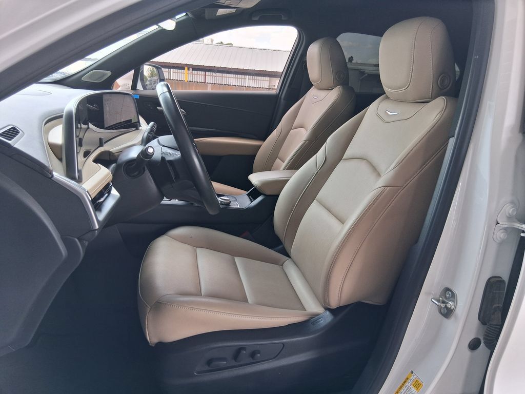 Used 2024 Cadillac XT4 Luxury w/ LPO, Floor Liner Package FWD image 19