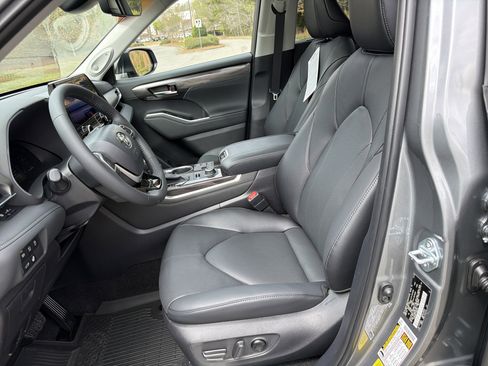 Used 2026 Toyota Highlander Limited image 9