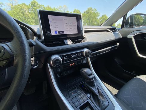 Used 2025 Toyota RAV4 XLE AWD/4WD image 22