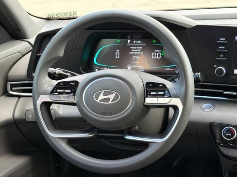 Used 2025 Hyundai Elantra Hybrid FWD image 13