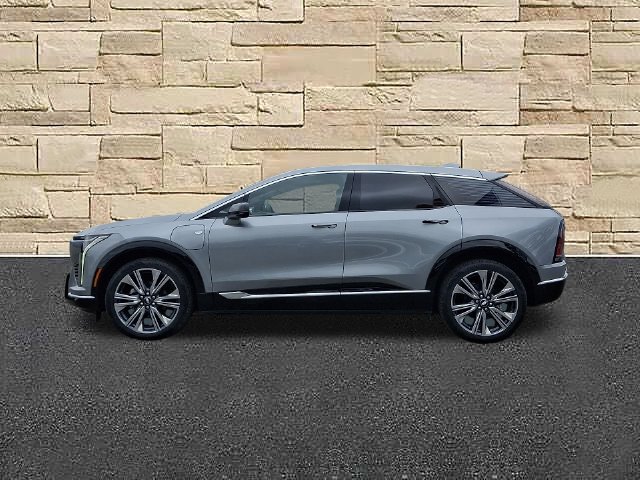 Used 2025 Cadillac Optiq Luxury 2 AWD/4WD image 2